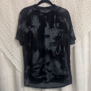 Under Armour Men's Black and Gray Graphic Tee
